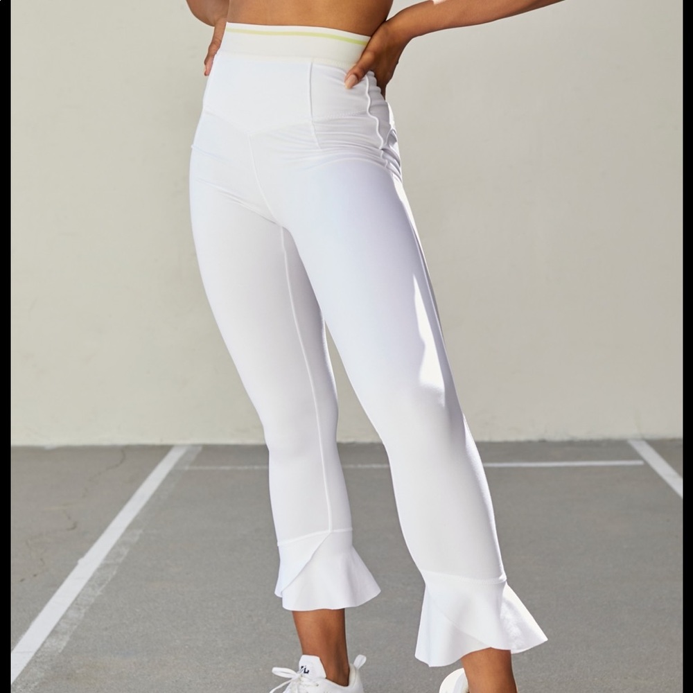 Pilates Yoga White leggings Free people movement M Sanctuary Ruffle